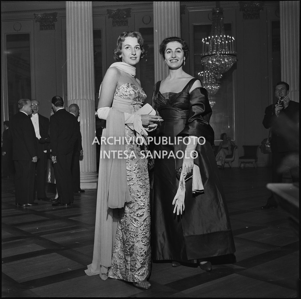 Da sinistra, Fabia De Nora e Eliana de Sabata, al Teatro alla Scala, in occasione della serata inaugurale della stagione lirica 1956-1957 con l'opera "Aida" di Giuseppe Verdi, diretta da Antonino Votto, con la regia di Franco Enriquez