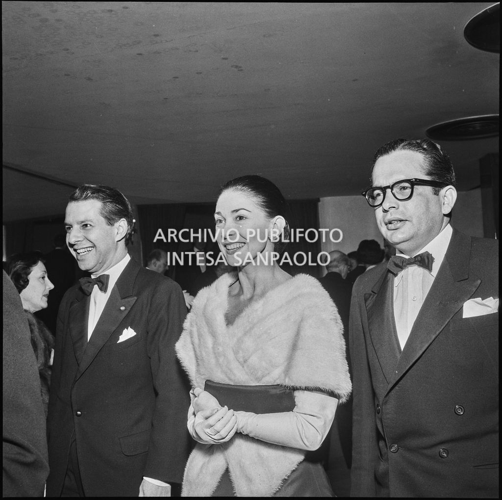 Margot Fonteyn tra Vallarino (a sinistra) e il marito Roberto Arias alla Piccola Scala in occasione della serata inaugurale della stagione lirica 1956-1957 con l'opera "La cecchina ossia la buona figliola" di Niccolò Vito Piccinni, diretta da Nino Sanzogno, con la regia di Franco Zeffirelli