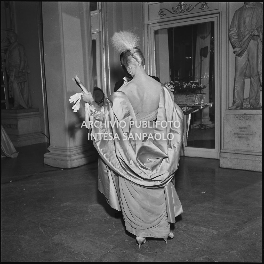 Barbara Balmain nel foyer del Teatro alla Scala in occasione della serata inaugurale della stagione lirica 1956-1957 con l'opera "Aida" di Giuseppe Verdi, diretta da Antonino Votto, con la regia di Franco Enriquez