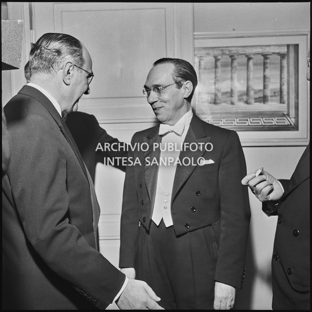 Il direttore d'orchestra Antonino Votto, al Teatro alla Scala, in occasione della serata inaugurale della stagione lirica 1956-1957 con l'opera "Aida" di Giuseppe Verdi, diretta da Votto stesso, con la regia di Franco Enriquez