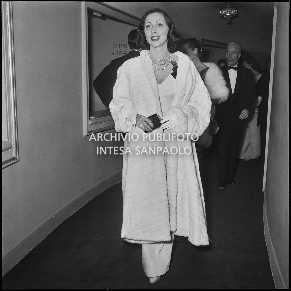 La contessa Cella al Teatro alla Scala in occasione della serata inaugurale della stagione lirica 1956-1957 con l'opera "Aida" di Giuseppe Verdi, diretta da Antonino Votto, con la regia di Franco Enriquez