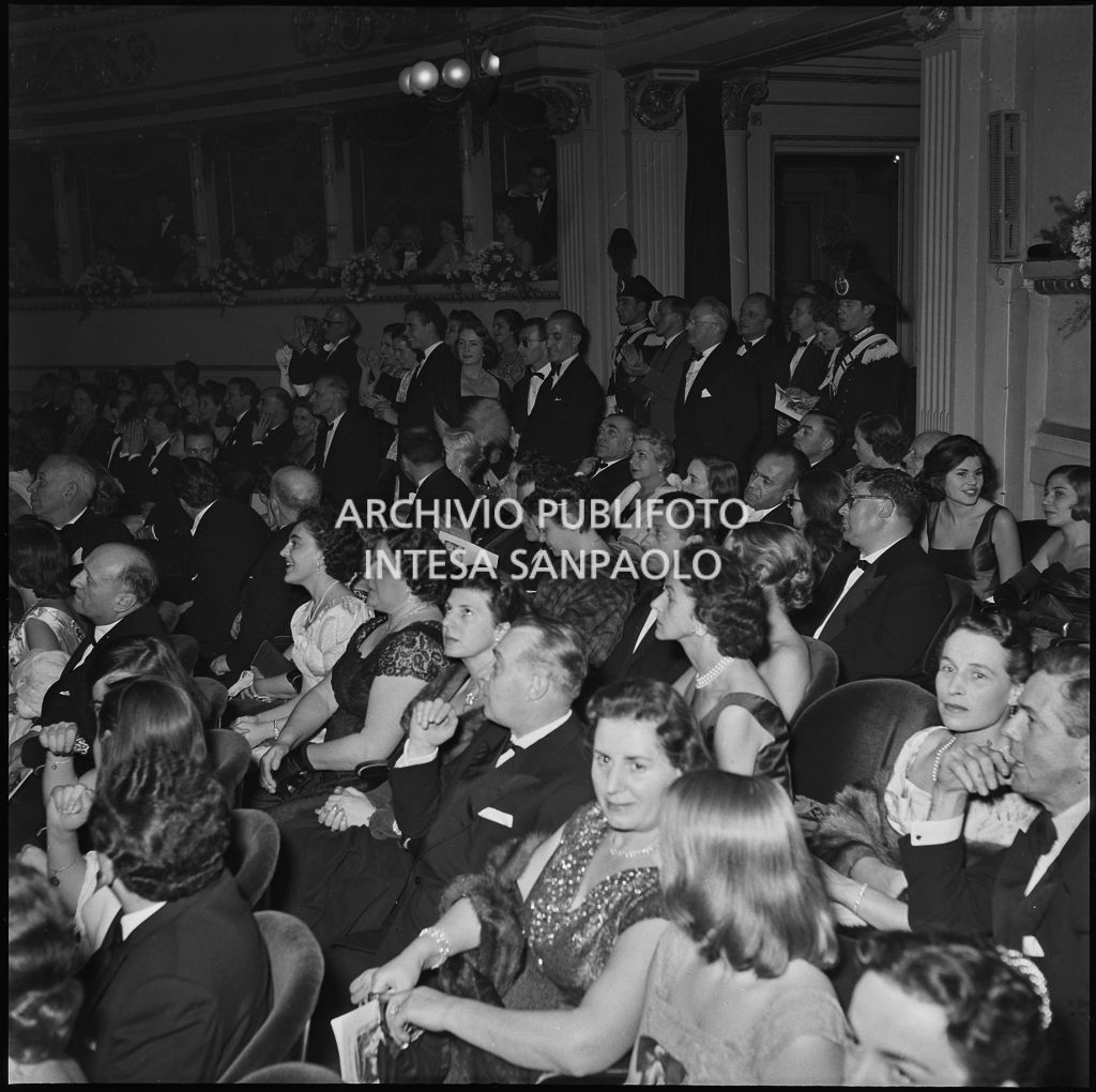 Pubblico in platea al Teatro alla Scala in occasione della serata inaugurale della stagione lirica 1956-1957 con l'opera "Aida" di Giuseppe Verdi, diretta da Antonino Votto, con la regia di Franco Enriquez