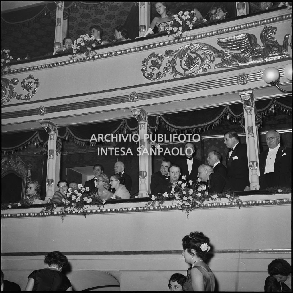 Pubblico dei palchi al Teatro alla Scala in occasione della serata inaugurale della stagione lirica 1956-1957 con l'opera "Aida" di Giuseppe Verdi, diretta da Antonino Votto, con la regia di Franco Enriquez