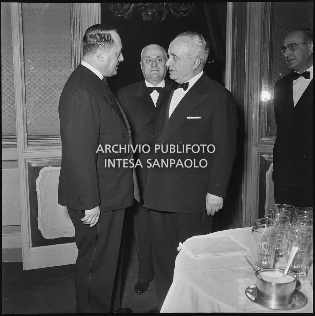 Il sottosegretario alla Presidenza del Consiglio Giuseppe Brusasca (a sinistra) con il ministro del Lavoro e della Previdenza sociale Ezio Vigorelli al Teatro alla Scala in occasione della serata inaugurale della stagione lirica 1956-1957 con l'opera "Aida" di Giuseppe Verdi, diretta da Antonino Votto, con la regia di Franco Enriquez