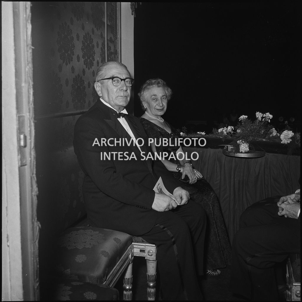 Il sindaco di Milano Virgilio Ferrari con la moglie in un palco del Teatro alla Scala in occasione della serata inaugurale della stagione lirica 1956-1957 con l'opera "Aida" di Giuseppe Verdi, diretta da Antonino Votto, con la regia di Franco Enriquez