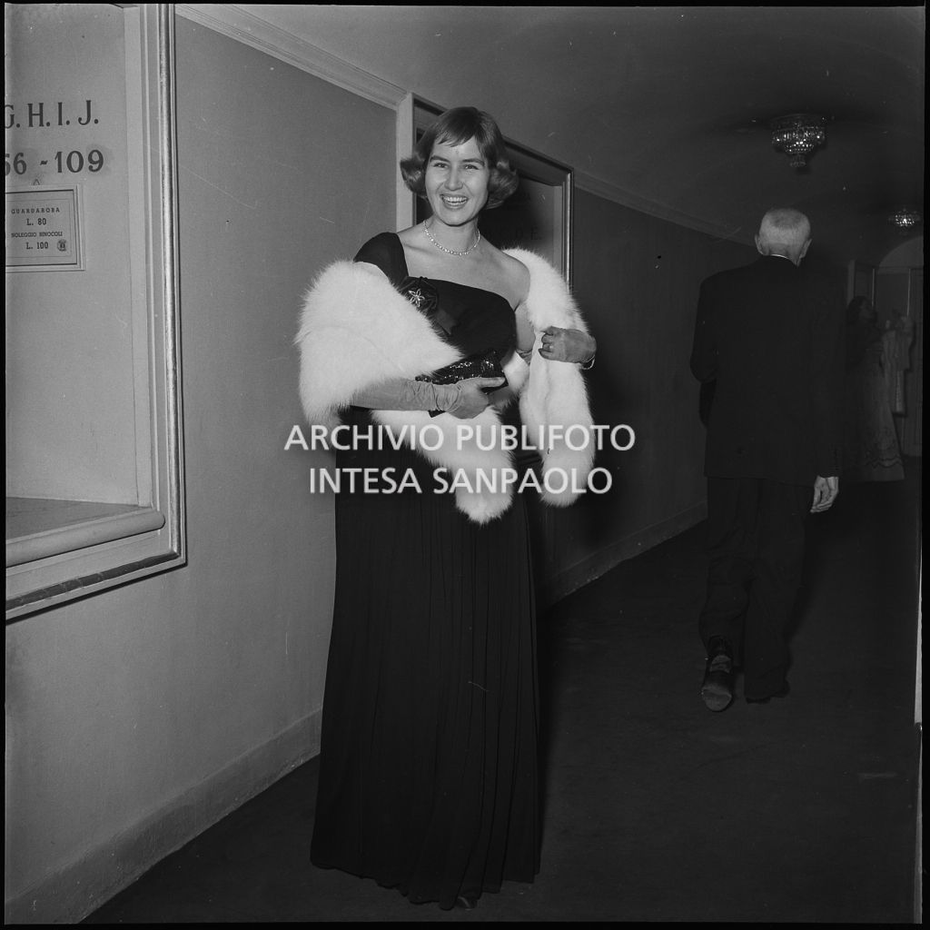 La signora Cook al Teatro alla Scala in occasione della serata inaugurale della stagione lirica 1956-1957 con l'opera "Aida" di Giuseppe Verdi, diretta da Antonino Votto, con la regia di Franco Enriquez