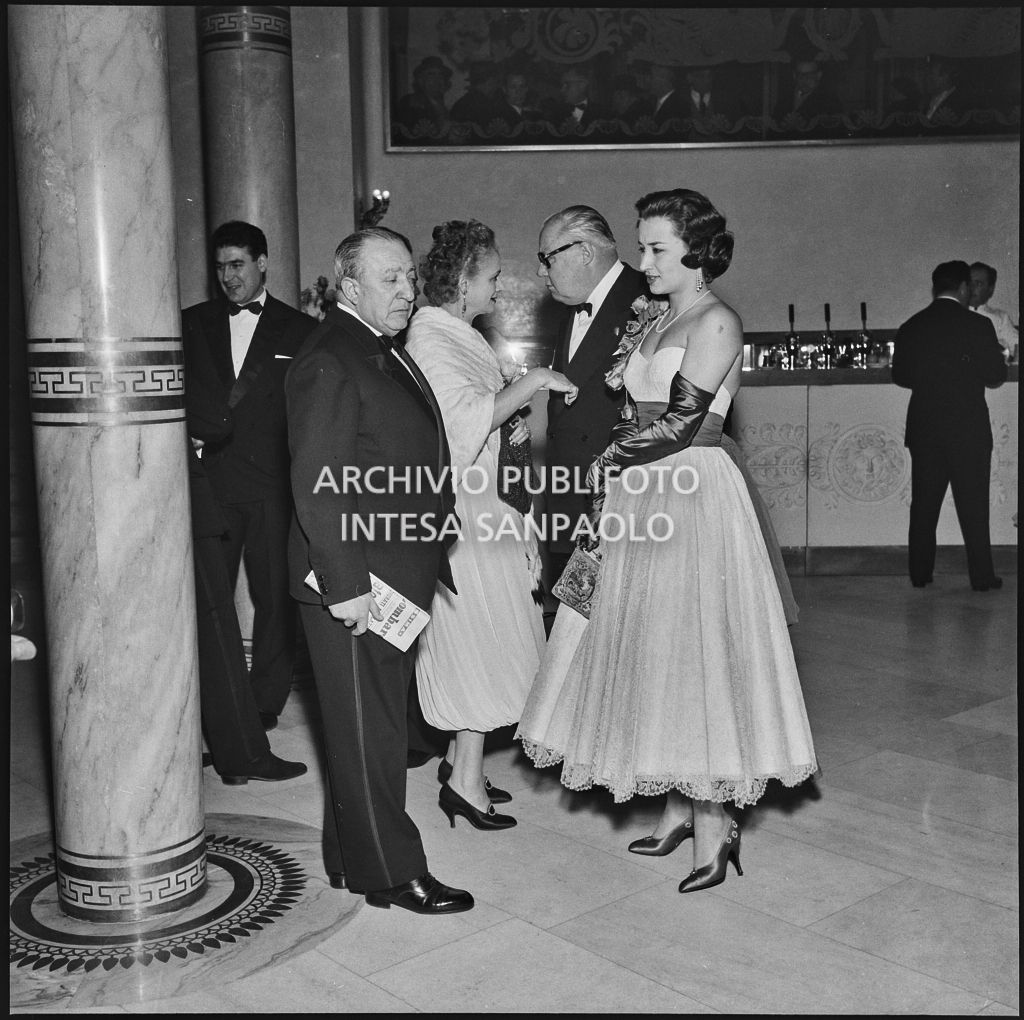 Giovanna Lomazzi nel foyer della Piccola Scala in occasione della serata inaugurale della stagione lirica 1956-1957 con l'opera "La cecchina ossia la buona figliola" di Niccolò Vito Piccinni, diretta da Nino Sanzogno, con la regia di Franco Zeffirelli