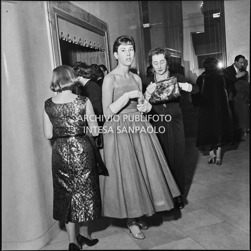 Claudia Gysler con la madre nel foyer della Piccola Scala in occasione della serata inaugurale della stagione lirica 1956-1957 con l'opera "La cecchina ossia la buona figliola" di Niccolò Vito Piccinni, diretta da Nino Sanzogno, con la regia di Franco Zeffirelli