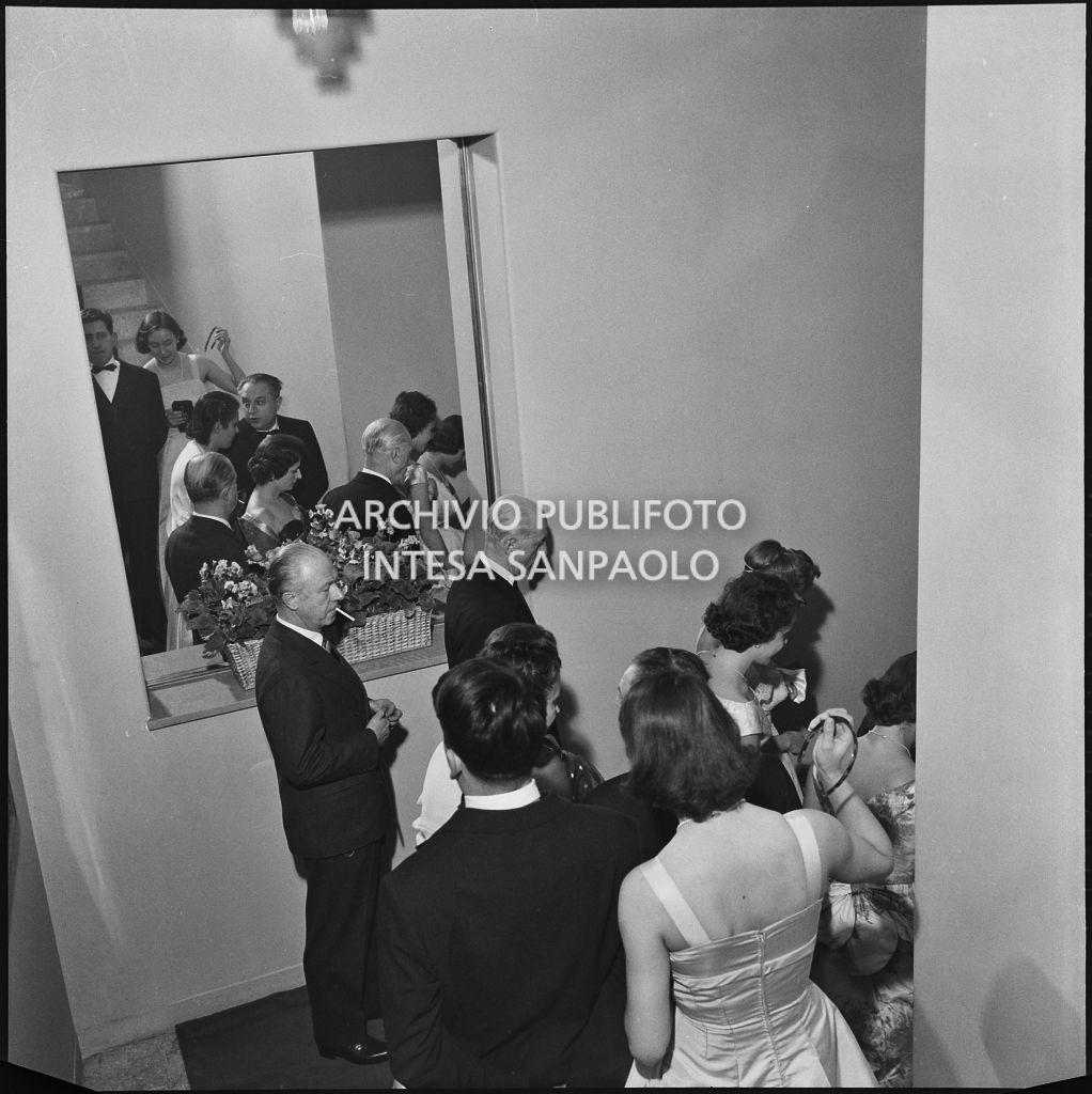 Pubblico sulle scale alla Piccola Scala in occasione della serata inaugurale della stagione lirica 1956-1957 con l'opera "La cecchina ossia la buona figliola" di Niccolò Vito Piccinni, diretta da Nino Sanzogno, con la regia di Franco Zeffirelli