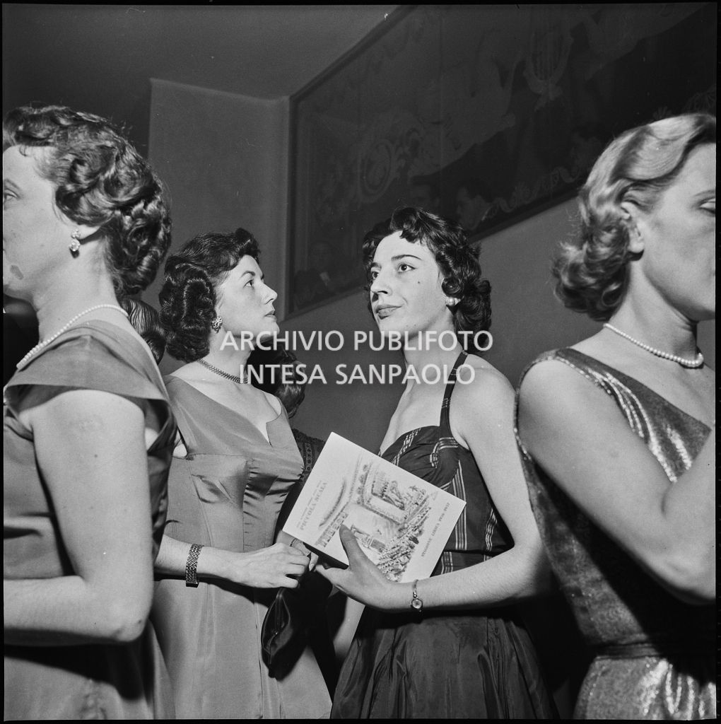 Eugenia Busnello nel foyer della Piccola Scala in occasione della serata inaugurale della stagione lirica 1956-1957 con l'opera "La cecchina ossia la buona figliola" di Niccolò Vito Piccinni, diretta da Nino Sanzogno, con la regia di Franco Zeffirelli