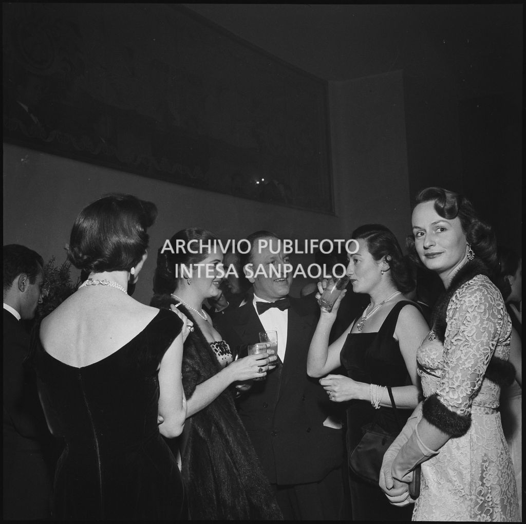 Maria Grazia Baroni, Paola Brighetto e Rosalinda Borletti, tra gli altri,  nel foyer della Piccola Scala in occasione della serata inaugurale della stagione lirica 1956-1957 con l'opera "La cecchina ossia la buona figliola" di Niccolò Vito Piccinni, diretta da Nino Sanzogno, con la regia di Franco Zeffirelli