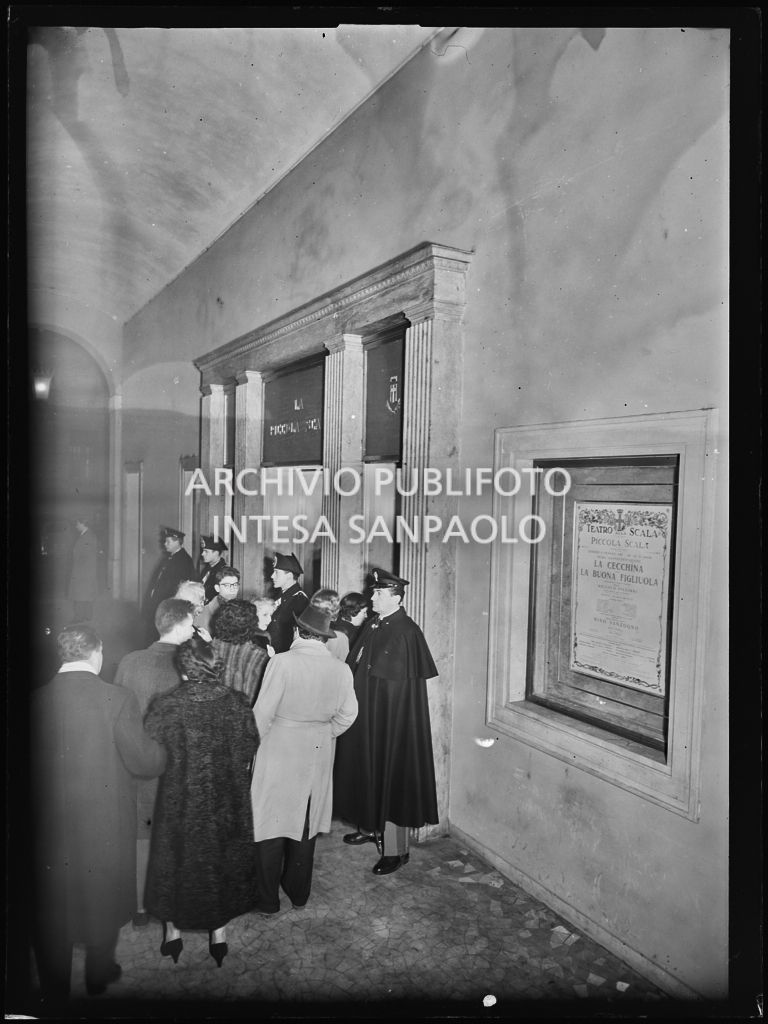 Spettatori entrano alla Piccola Scala in occasione della serata inaugurale della stagione lirica 1956-1957 con l'opera "La cecchina ossia la buona figliola" di Niccolò Vito Piccinni, diretta da Nino Sanzogno, con la regia di Franco Zeffirelli
