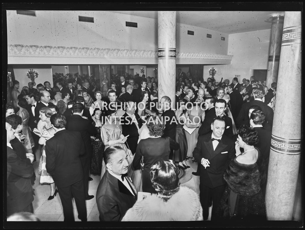 Spettatori nel foyer della Piccola Scala in occasione della serata inaugurale della stagione lirica 1956-1957 con l'opera "La cecchina ossia la buona figliola" di Niccolò Vito Piccinni, diretta da Nino Sanzogno, con la regia di Franco Zeffirelli