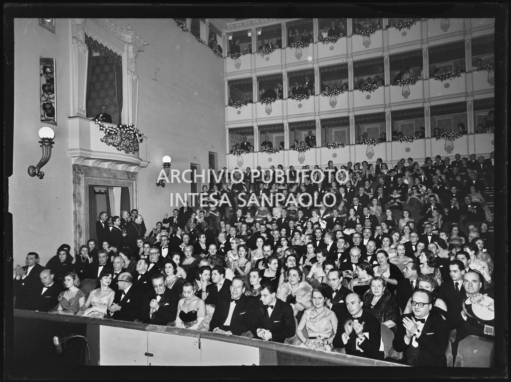 La sala della Piccola Scala, ripresa dal palcoscenico, gremita di pubblico, in occasione della serata inaugurale della stagione lirica 1956-1957 con l'opera "La cecchina ossia la buona figliola" di Niccolò Vito Piccinni, diretta da Nino Sanzogno, con la regia di Franco Zeffirelli