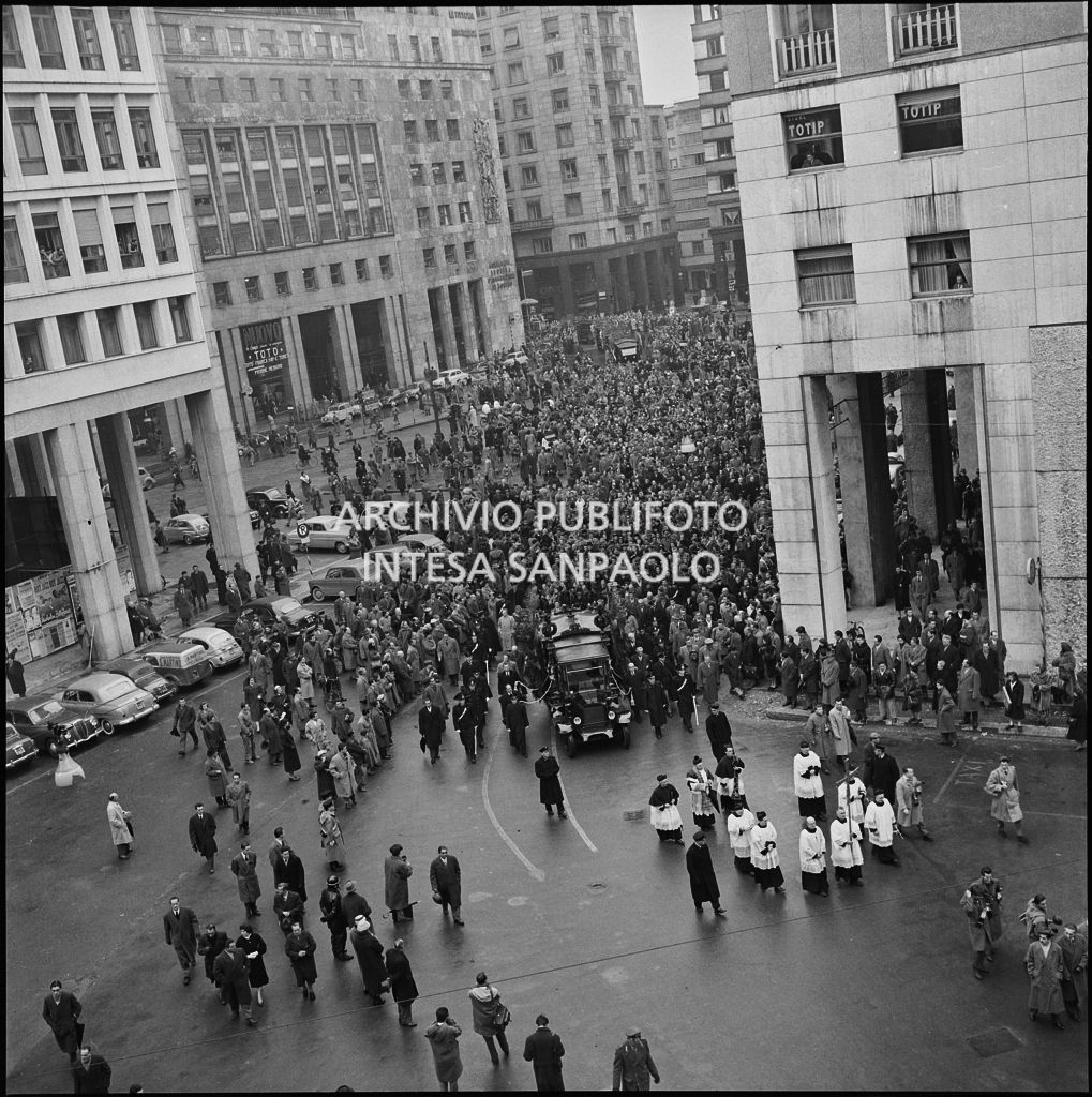 Corteo funebre di Arturo Toscanini,  sfila in piazza San Babila a Milano, dove, al Teatro alla Scala, fu allestita la camera ardente