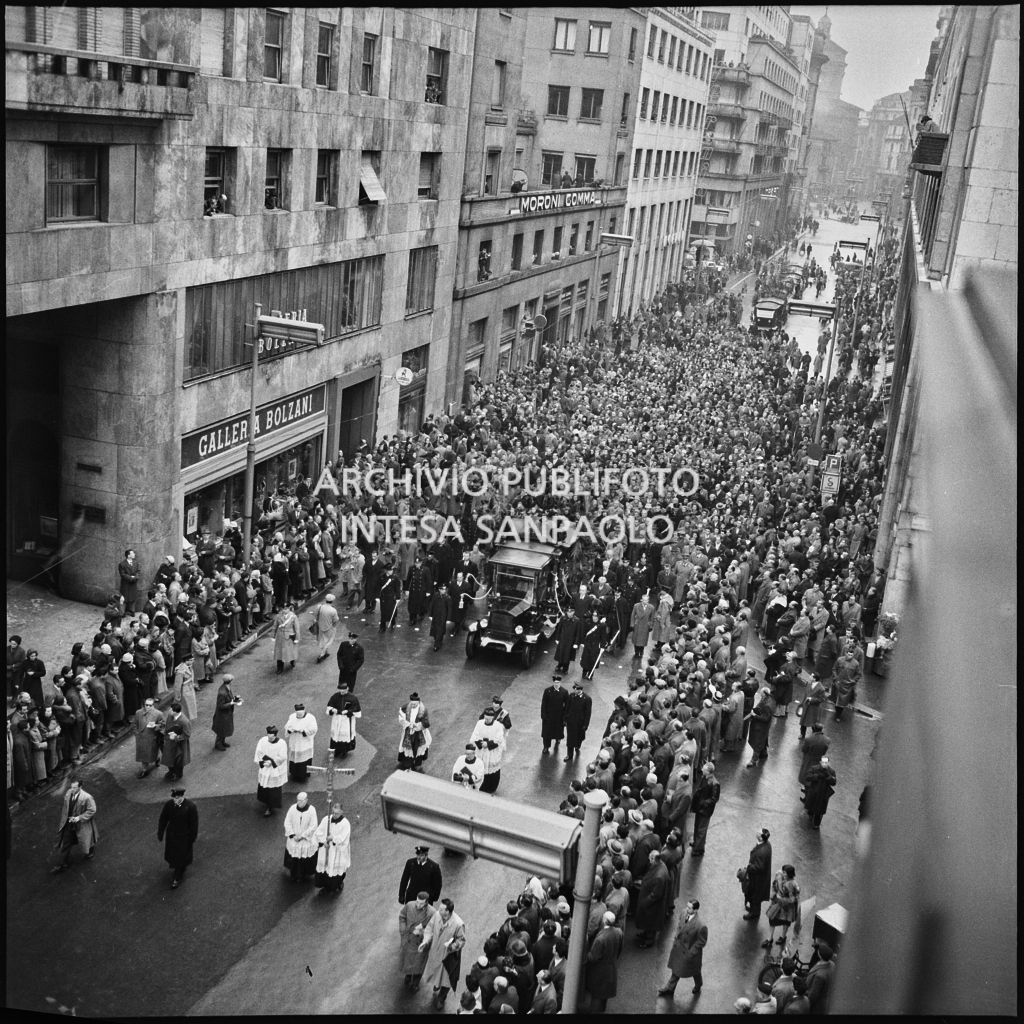 Corteo funebre di Arturo Toscanini sfila in corso Matteotti
