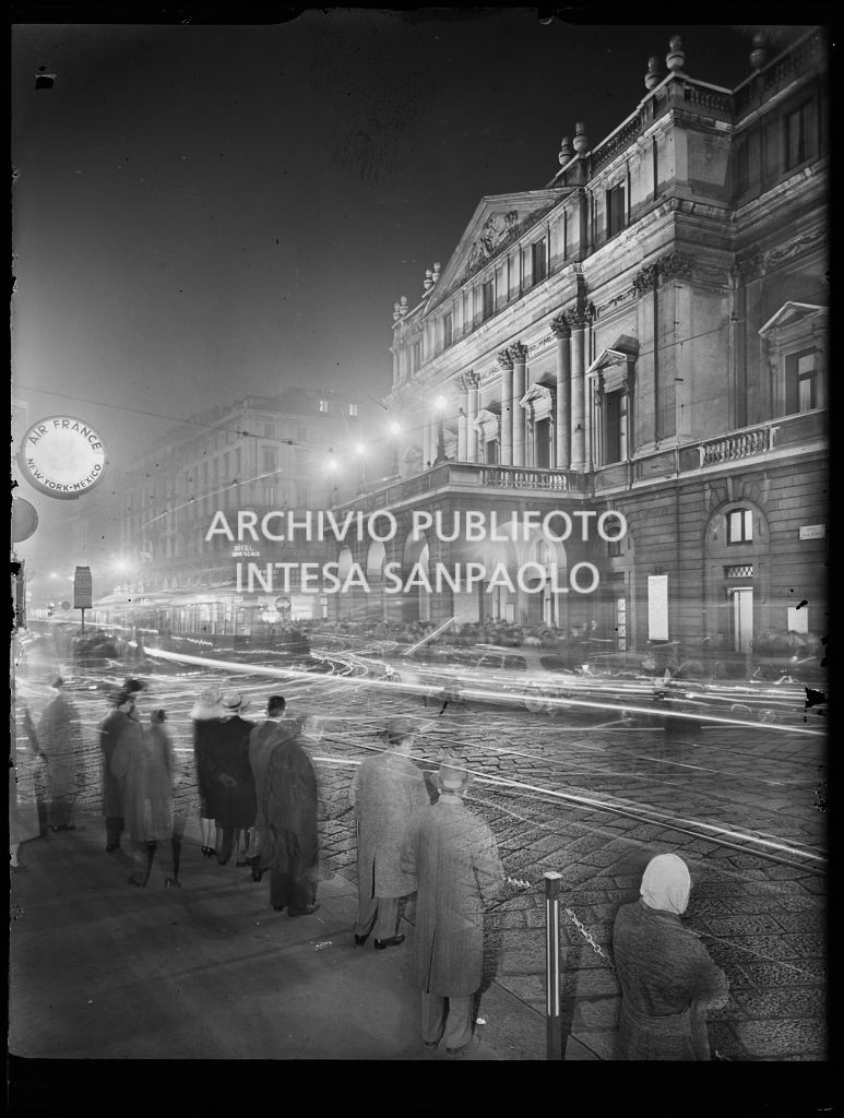 Scorcio notturno del Teatro alla Scala in occasione della serata inaugurale della stagione lirica 1957-1958 con l'opera di Giuseppe Verdi "Un ballo in maschera", diretta da Gianandrea Gavazzeni e con la regia di Margherita Wallmann