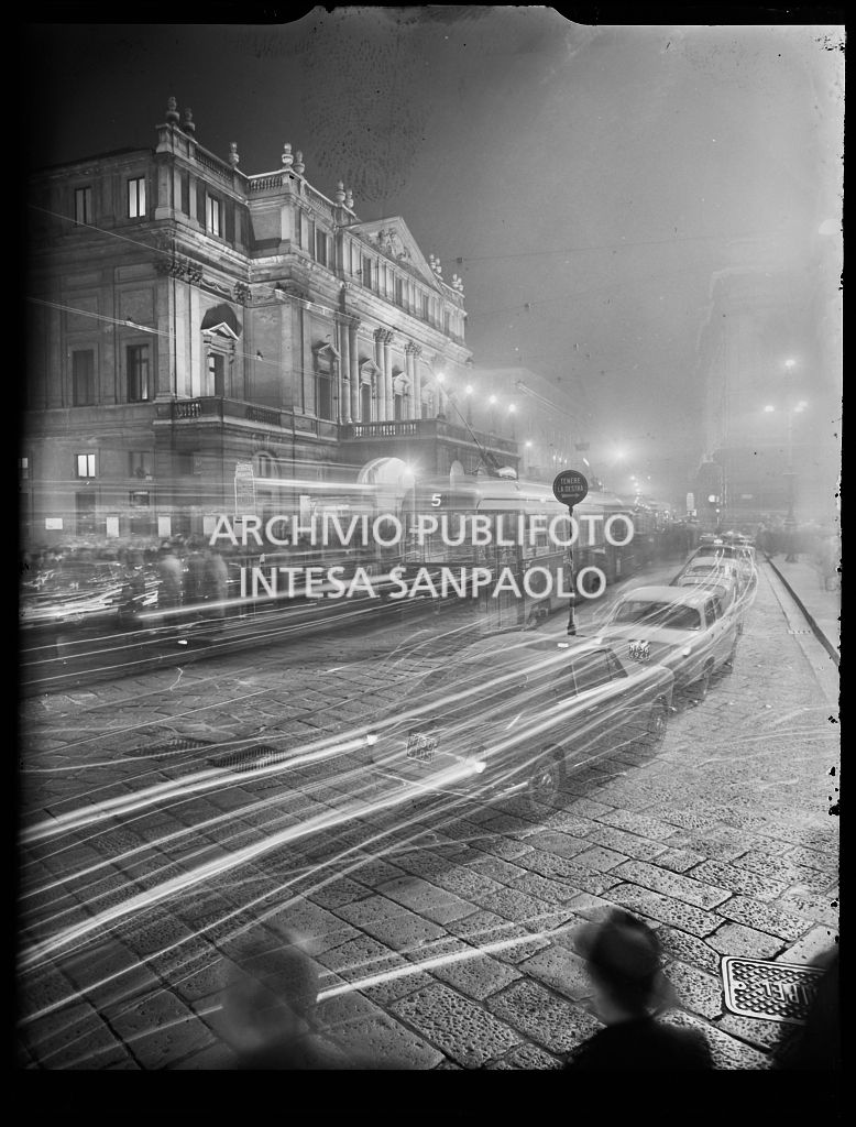 Scorcio notturno del Teatro alla Scala in occasione della serata inaugurale della stagione lirica 1957-1958 con l'opera di Giuseppe Verdi "Un ballo in maschera", diretta da Gianandrea Gavazzeni e con la regia di Margherita Wallmann