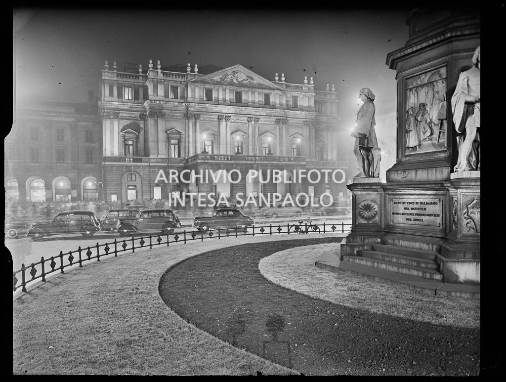 Scorcio notturno del Teatro alla Scala e del monumento a Leonardo da Vinci, in occasione della serata inaugurale della stagione lirica 1957-1958 con l'opera di Giuseppe Verdi "Un ballo in maschera", diretta da Gianandrea Gavazzeni e con la regia di Margherita Wallmann