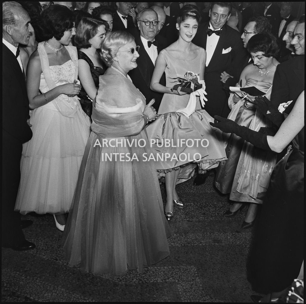 Jole Veneziani (al centro) al Teatro alla Scala in occasione della serata inaugurale della stagione lirica 1957-1958 con l'opera di Giuseppe Verdi "Un ballo in maschera", diretta da Gianandrea Gavazzeni e con la regia di Margherita Wallmann