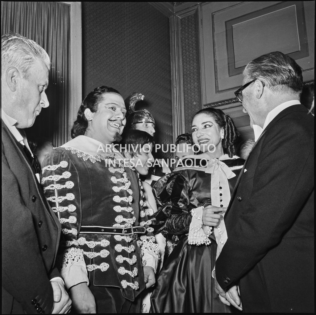 Il direttore d'orchestra Gianandrea Gavazzeni, il tenore Giuseppe Di Stefano e la soprano Maria Callas con il presidente della Repubblica Giovanni Gronchi la sera dell'inaugurazione della stagione lirica 1957-1958 del Teatro alla Scala con l'opera di Giuseppe Verdi "Un ballo in maschera", diretta dallo stesso Gavazzeni e con la regia di Margherita Wallmann