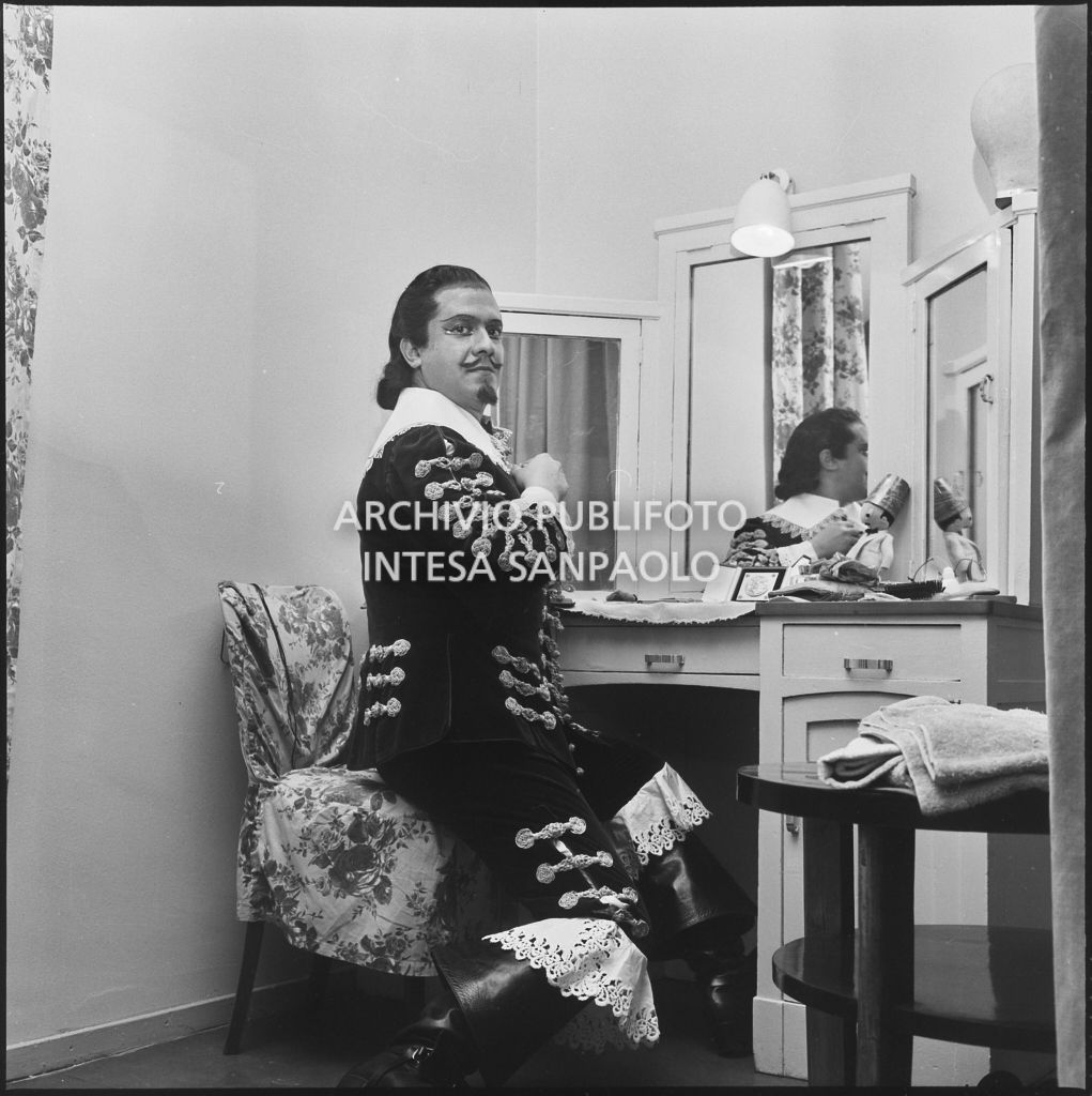 Il baritono Ettore Bastianini in costume di scena in camerino la sera dell'inaugurazione della stagione lirica 1957-1958 del Teatro alla Scala con l'opera di Giuseppe Verdi "Un ballo in maschera", diretta da Gianandrea Gavazzeni e con la regia di Margherita Wallmann