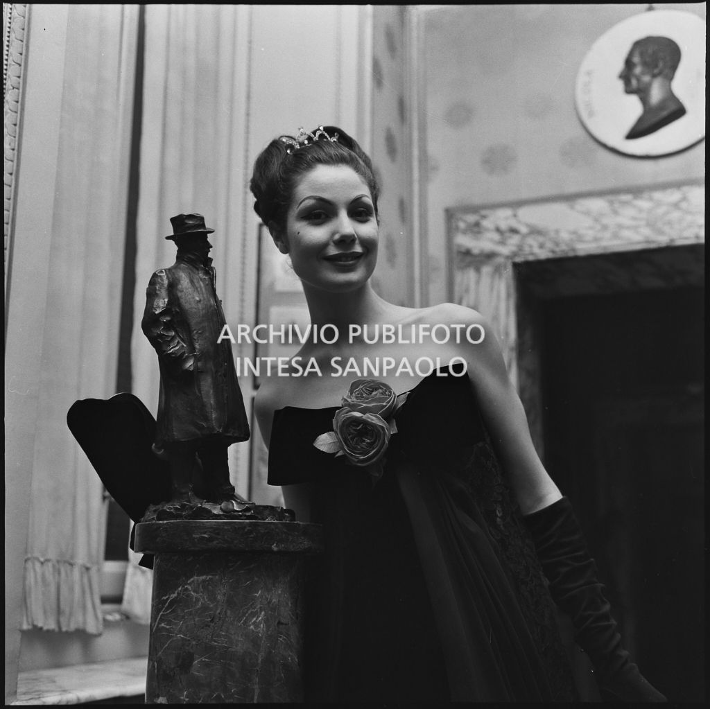 Eletta Polvani al Teatro alla Scala in occasione della serata inaugurale della stagione lirica 1957-1958 
				con l'opera di Giuseppe Verdi "Un ballo in maschera", diretta da Gianandrea Gavazzeni e con la regia di Margherita Wallmann