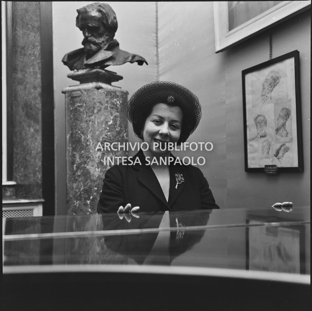Il mezzosoprano Giulietta Simionato ritratta al pianoforte in occasione della serata inaugurale della stagione lirica 1957-1958  del Teatro alla Scala con l'opera di Giuseppe Verdi "Un ballo in maschera", diretta da Gianandrea Gavazzeni e con la regia di Margherita Wallmann