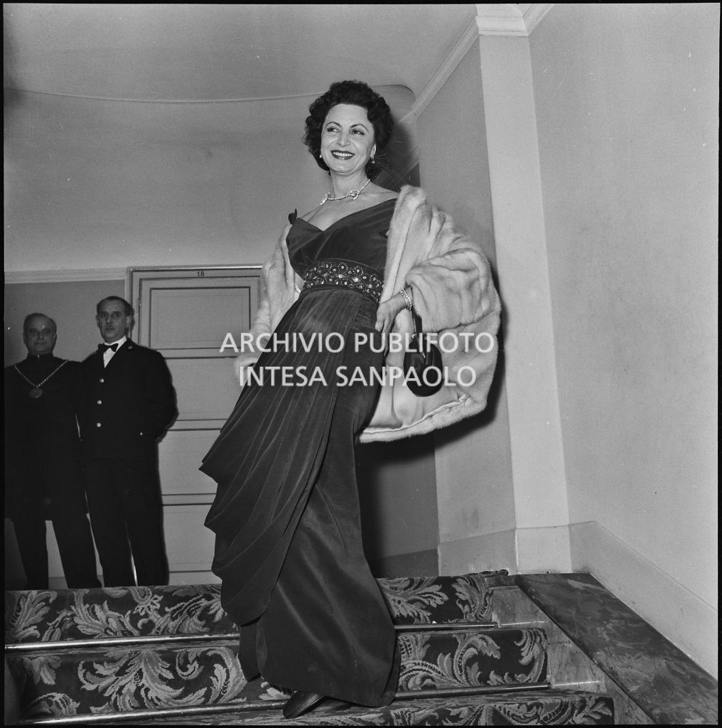 La baronessa Bianca Maria Hubner al Teatro alla Scala in occasione della serata inaugurale della stagione lirica 1957-1958 con l'opera di Giuseppe Verdi "Un ballo in maschera", diretta da Gianandrea Gavazzeni e con la regia di Margherita Wallmann