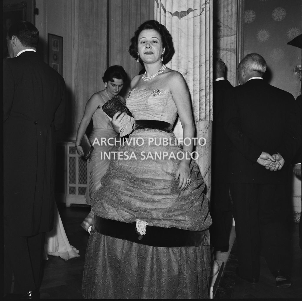 Bice Riva nel foyer del Teatro alla Scala in occasione della serata inaugurale della stagione lirica 1957-1958 con l'opera di Giuseppe Verdi "Un ballo in maschera", diretta da Gianandrea Gavazzeni e con la regia di Margherita Wallmann