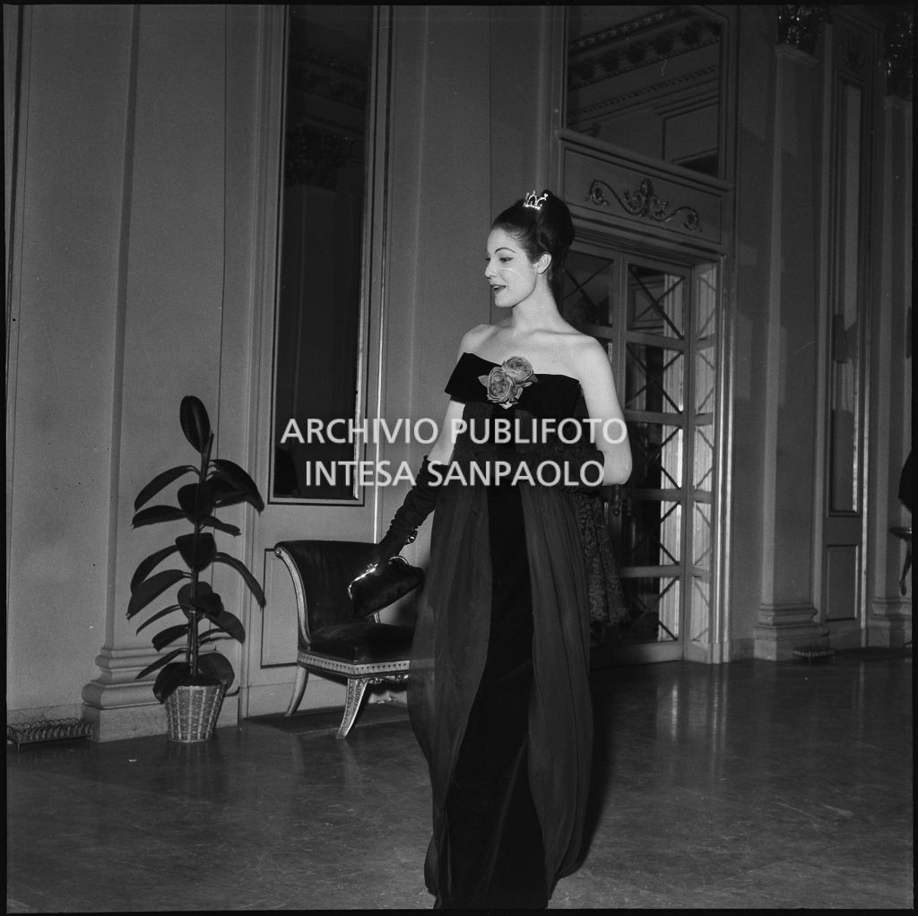 Eletta Polvani nel foyer del Teatro alla Scala in occasione della serata inaugurale della stagione lirica 1957-1958 con l'opera di Giuseppe Verdi "Un ballo in maschera", diretta da Gianandrea Gavazzeni e con la regia di Margherita Wallmann