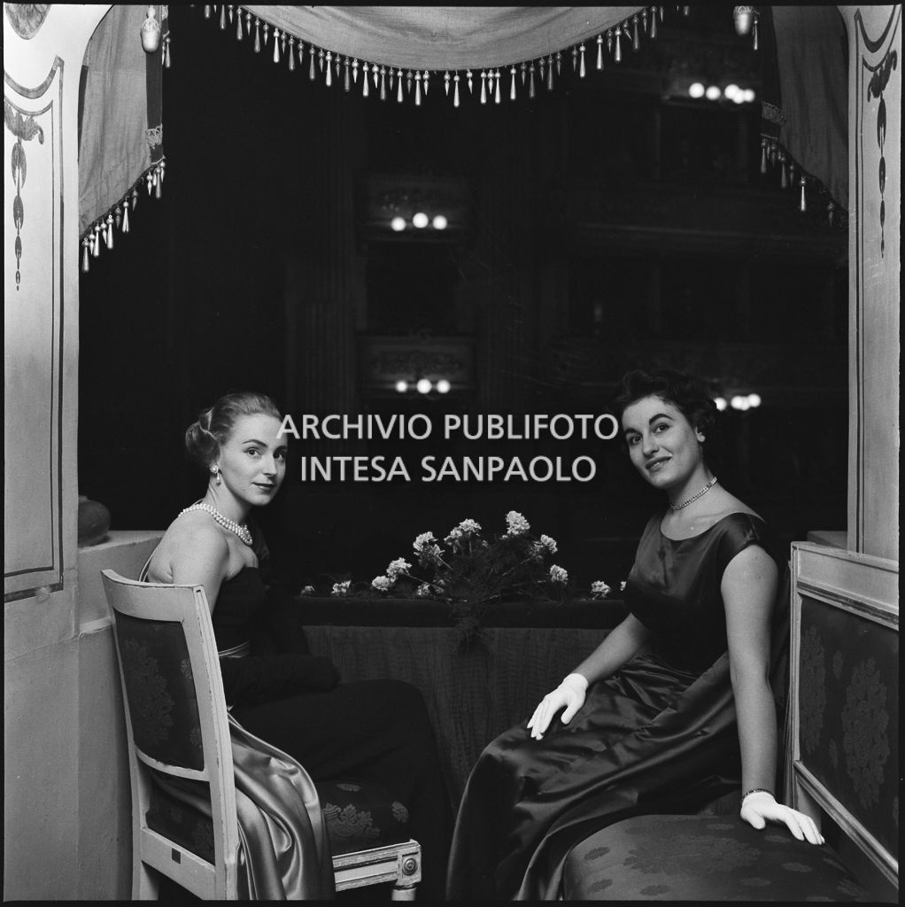 Emanuela di Castelbarco Toscanini e Eliana de Sabata accomodate in un palco del Teatro alla Scala in occasione della serata inaugurale della stagione lirica 1957-1958 con l'opera di Giuseppe Verdi "Un ballo in maschera", diretta da Gianandrea Gavazzeni e con la regia di Margherita Wallmann