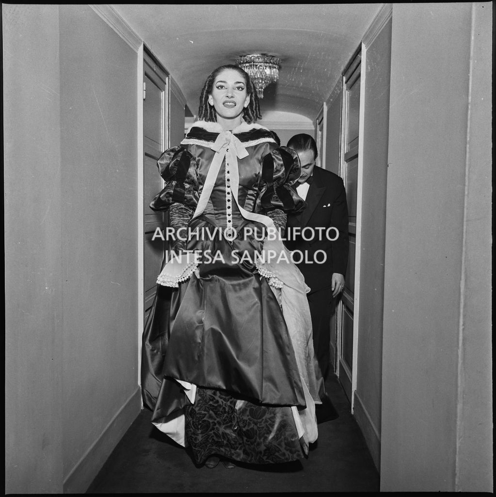 La soprano Maria Callas in costume di scena al Teatro alla Scala in occasione della serata inaugurale della stagione lirica 1957-1958 con l'opera di Giuseppe Verdi "Un ballo in maschera", diretta da Gianandrea Gavazzeni e con la regia di Margherita Wallmann