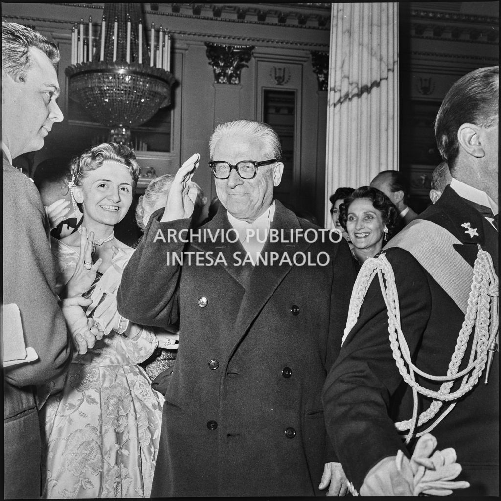 Il presidente della Repubblica Giovanni Gronchi nel foyer del Teatro alla Scala in occasione della serata inaugurale della stagione lirica 1957-1958 con l'opera di Giuseppe Verdi "Un ballo in maschera", diretta da Gianandrea Gavazzeni e con la regia di Margherita Wallmann