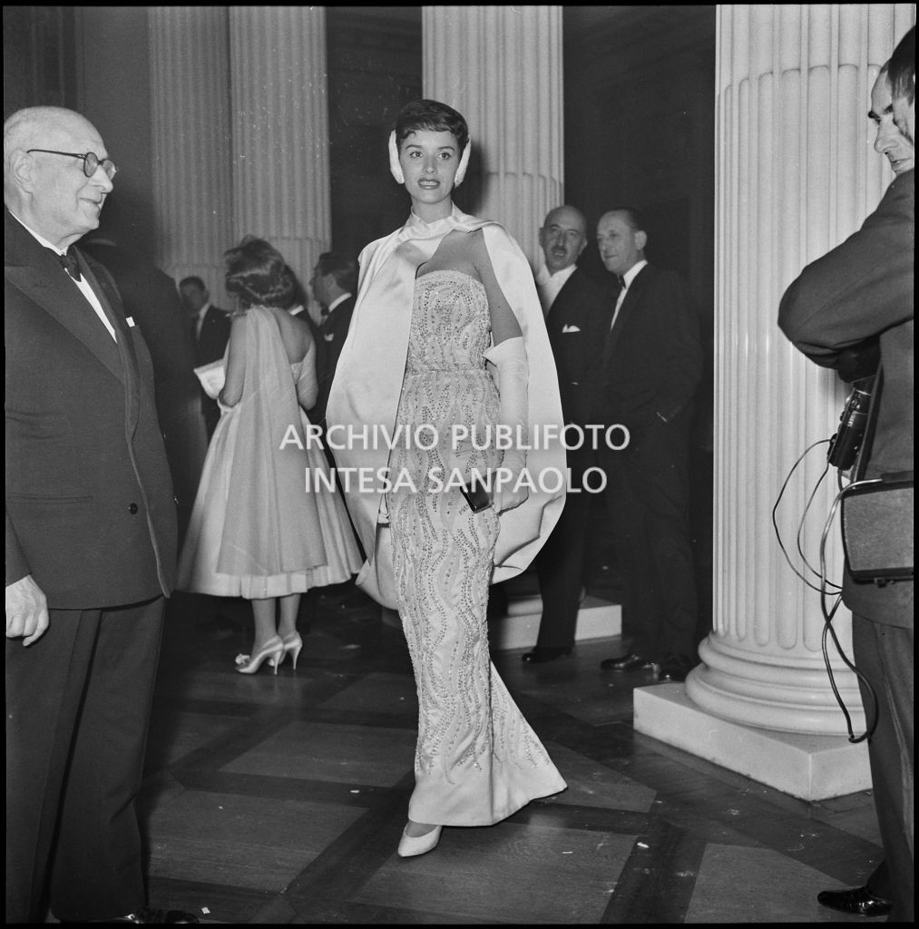 Ljuba Rosa, al Teatro alla Scala, in occasione della serata inaugurale della stagione lirica 1957-1958 con l'opera di Giuseppe Verdi "Un ballo in maschera", diretta da Gianandrea Gavazzeni e con la regia di Margherita Wallmann