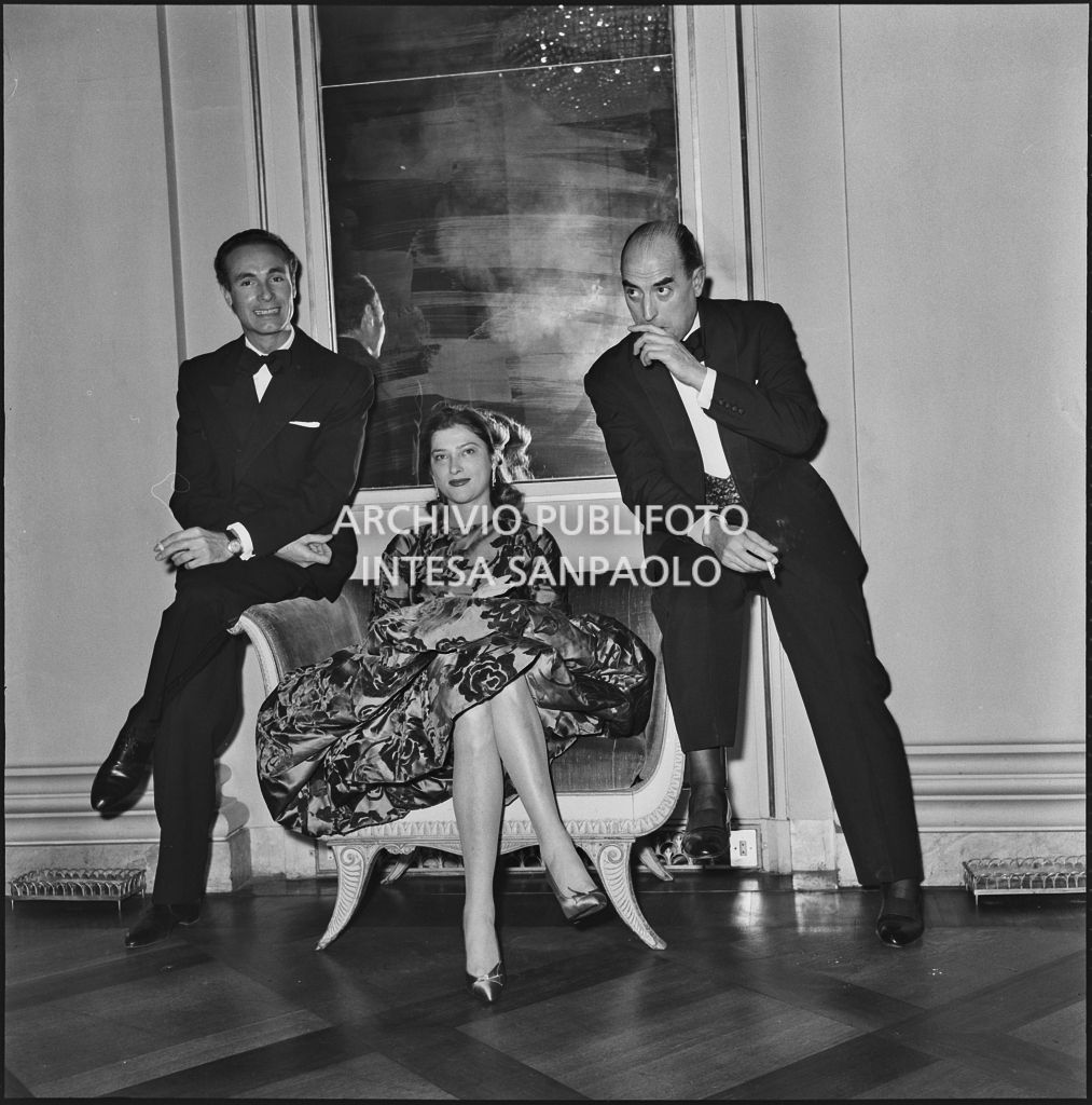 Rosanna Sepe ritratta tra Luis Hidalgo e un altro spettatore, al Teatro alla Scala, in occasione della serata inaugurale della stagione lirica 1957-1958 con l'opera di Giuseppe Verdi "Un ballo in maschera", diretta da Gianandrea Gavazzeni e con la regia di Margherita Wallmann