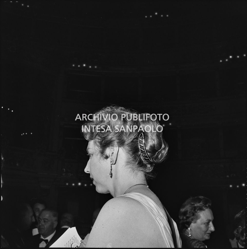 Acconciatura di una spettatrice nel foyer del Teatro alla Scala, in occasione della serata inaugurale della stagione lirica 1957-1958 con l'opera di Giuseppe Verdi "Un ballo in maschera", diretta da Gianandrea Gavazzeni e con la regia di Margherita Wallmann