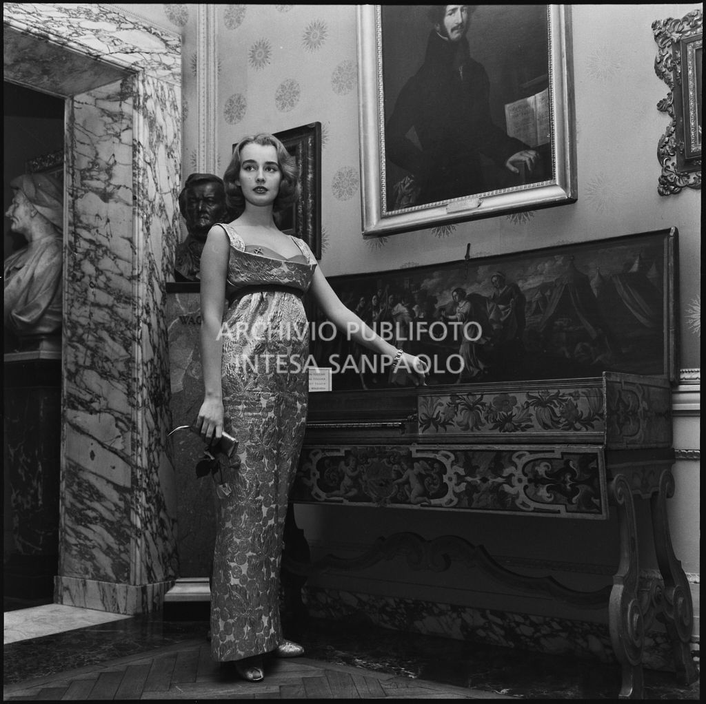 Beatrice Faccioli, Miss Italia 1957, ritratta al Teatro alla Scala in occasione della serata inaugurale della stagione lirica 1957-1958 con l'opera di Giuseppe Verdi "Un ballo in maschera", diretta da Gianandrea Gavazzeni e con la regia di Margherita Wallmann