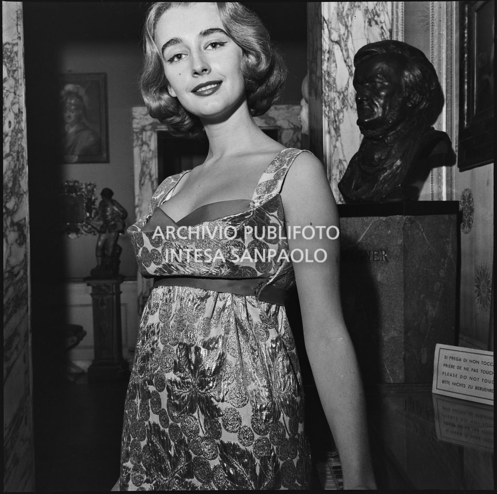 Beatrice Faccioli, Miss Italia 1957, al Teatro alla Scala in occasione della serata inaugurale della stagione lirica 1957-1958 con l'opera di Giuseppe Verdi "Un ballo in maschera", diretta da Gianandrea Gavazzeni e con la regia di Margherita Wallmann