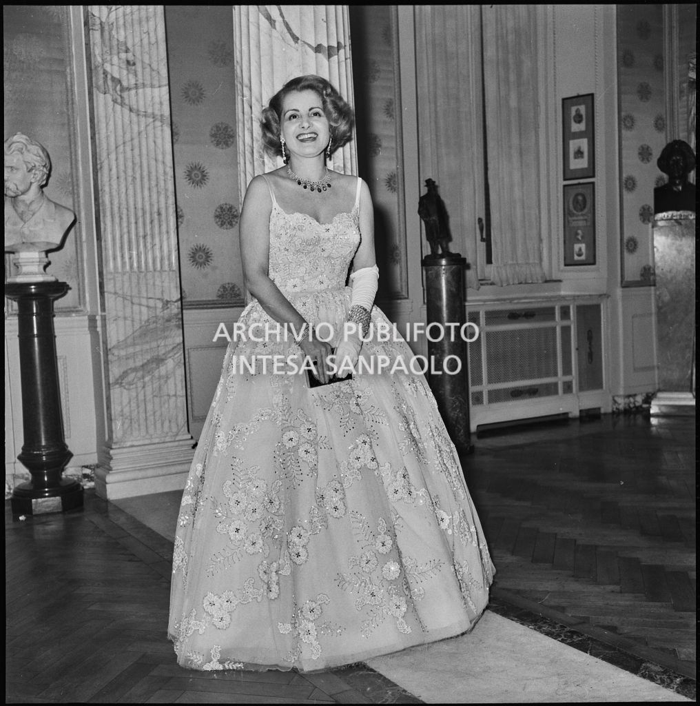 Enrica Invernizzi nel foyer del Teatro alla Scala, in occasione della serata inaugurale della stagione lirica 1957-1958 con l'opera di Giuseppe Verdi "Un ballo in maschera", diretta da Gianandrea Gavazzeni e con la regia di Margherita Wallmann