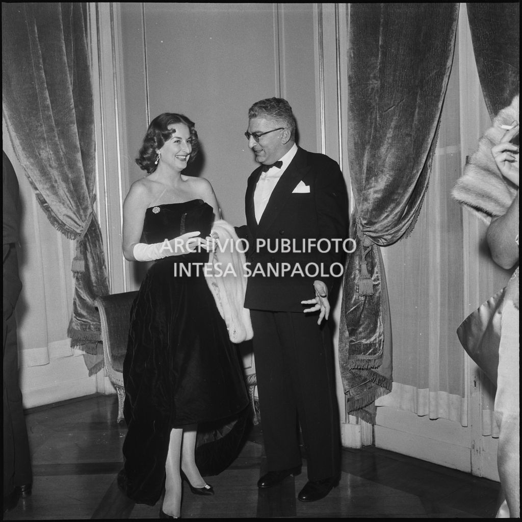 Evelina Schapira e Renato Caritori, al Teatro alla Scala, in occasione della serata inaugurale della stagione lirica 1957-1958 con l'opera di Giuseppe Verdi "Un ballo in maschera", diretta da Gianandrea Gavazzeni e con la regia di Margherita Wallmann