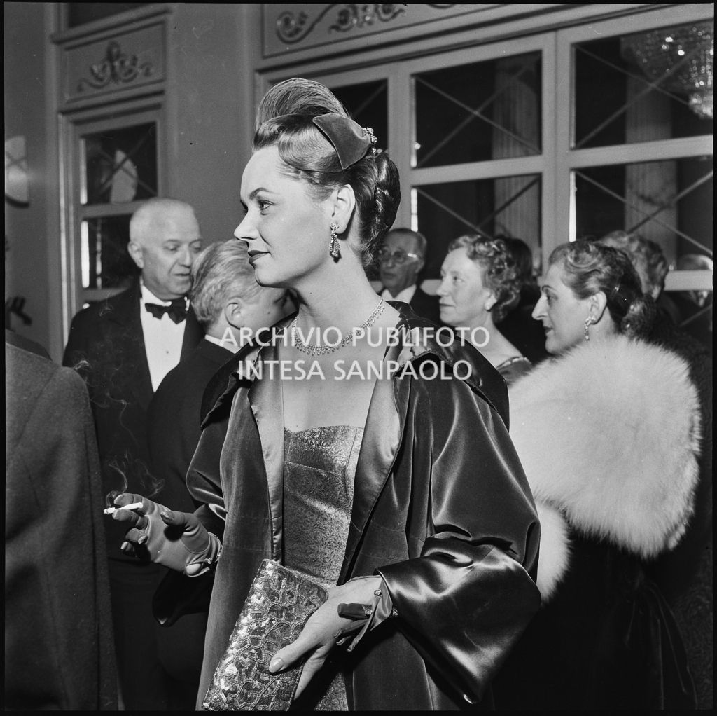 La signorina De Bellis nel foyer del Teatro alla Scala, in occasione della serata inaugurale della stagione lirica 1957-1958 con l'opera di Giuseppe Verdi "Un ballo in maschera", diretta da Gianandrea Gavazzeni e con la regia di Margherita Wallmann