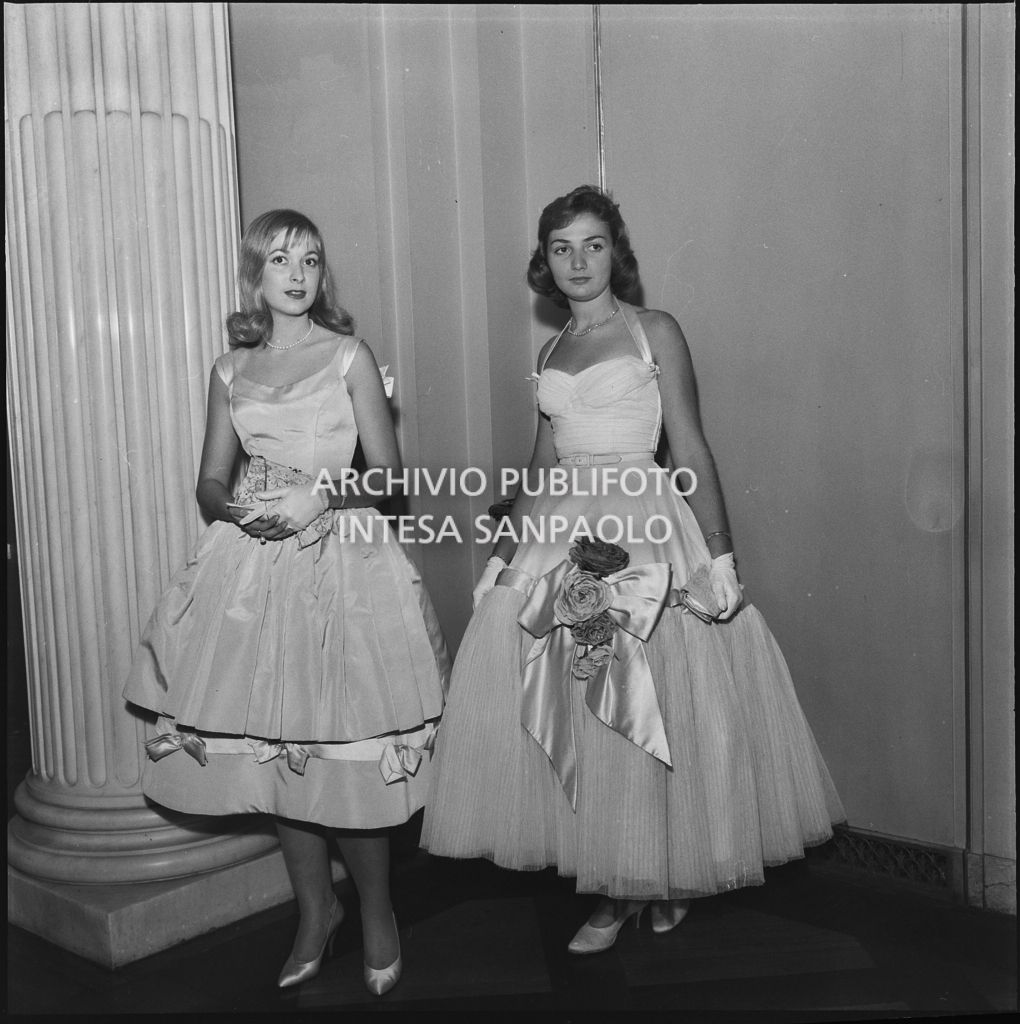 Maria Luisa Vassallo e Diana Steiner, al Teatro alla Scala, in occasione della serata inaugurale della stagione lirica 1957-1958 con l'opera di Giuseppe Verdi "Un ballo in maschera", diretta da Gianandrea Gavazzeni e con la regia di Margherita Wallmann