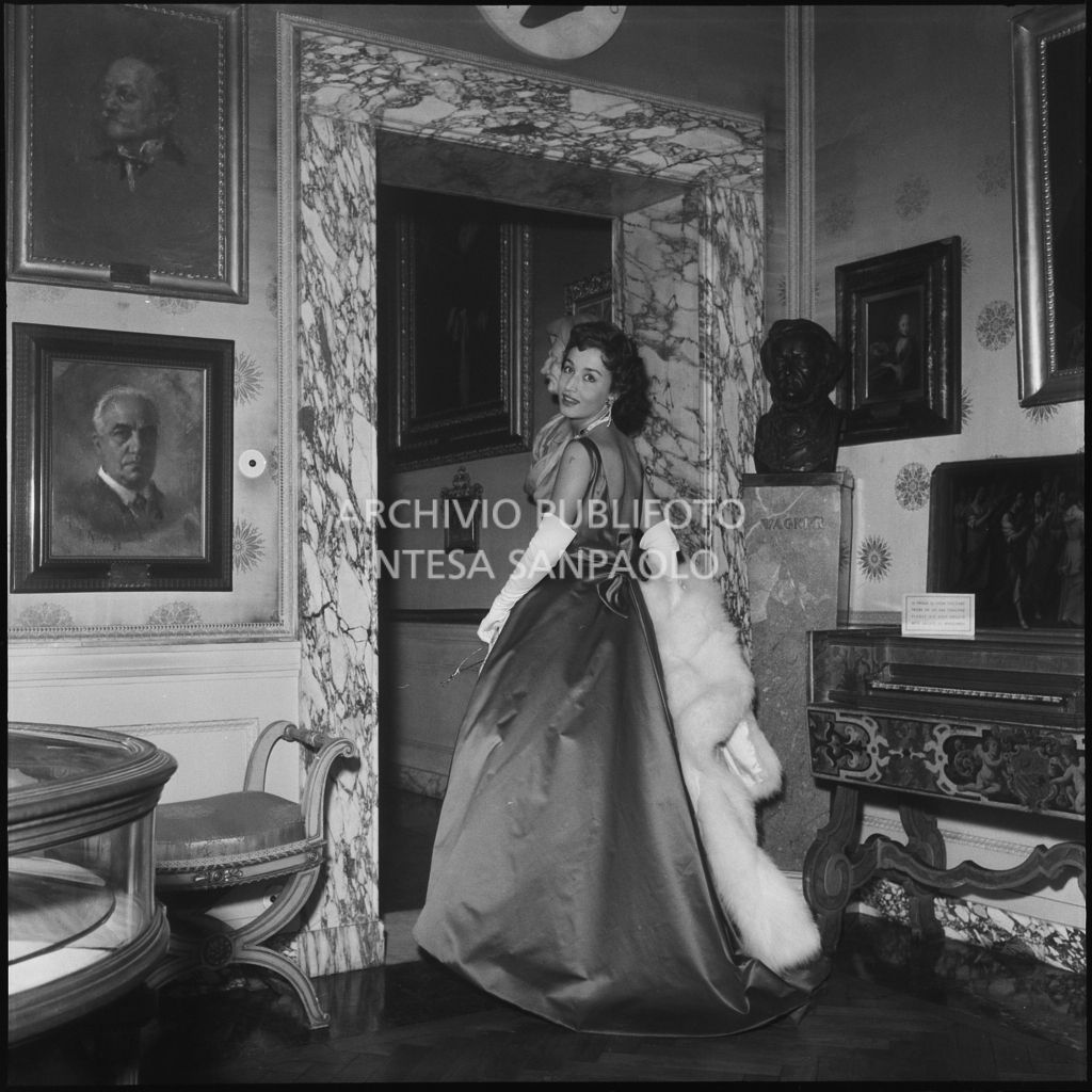 Giovanna Lomazzi ritratta al Teatro alla Scala, in occasione della serata inaugurale della stagione lirica 1957-1958 con l'opera di Giuseppe Verdi "Un ballo in maschera", diretta da Gianandrea Gavazzeni e con la regia di Margherita Wallmann