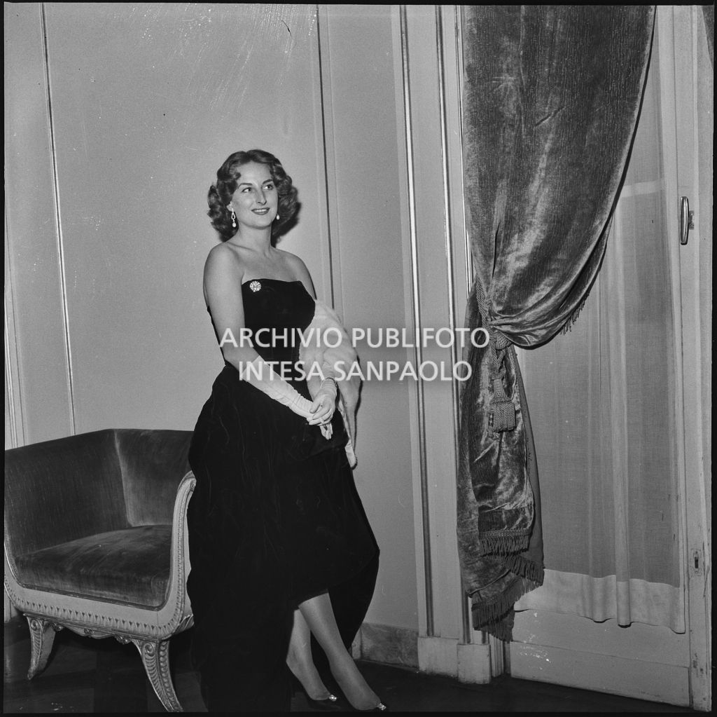 Evelina Schapira, al Teatro alla Scala, in occasione della serata inaugurale della stagione lirica 1957-1958 con l'opera di Giuseppe Verdi "Un ballo in maschera", diretta da Gianandrea Gavazzeni e con la regia di Margherita Wallmann