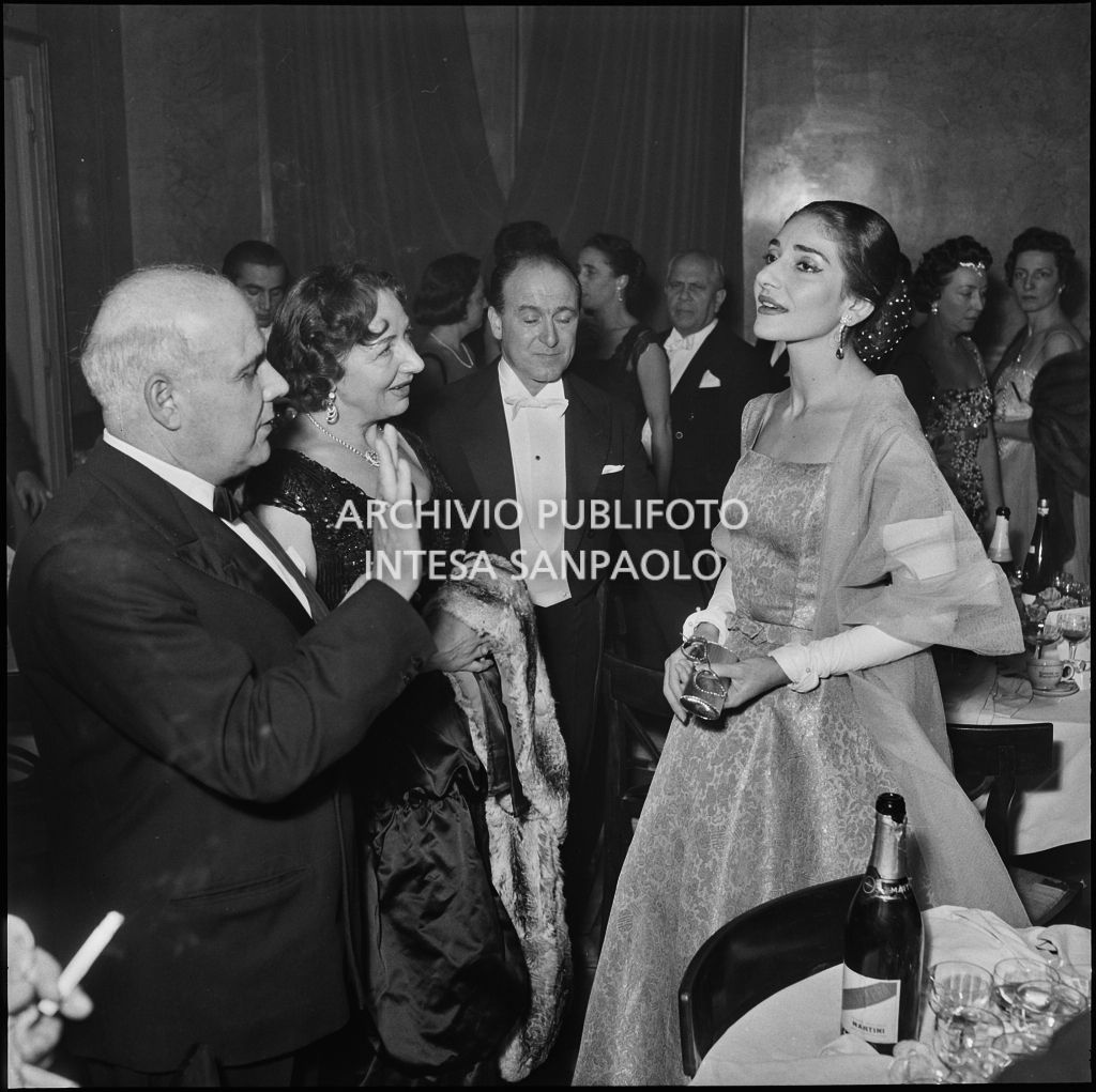 La soprano Maria Callas al ristorante dopo la rappresentazione  dell'opera di Giuseppe Verdi "Un ballo in maschera", diretta da Gianandrea Gavazzeni e con la regia di Margherita Wallmann con la quale è stata inaugurata la stagione lirica 1957-1958 del Teatro alla Scala