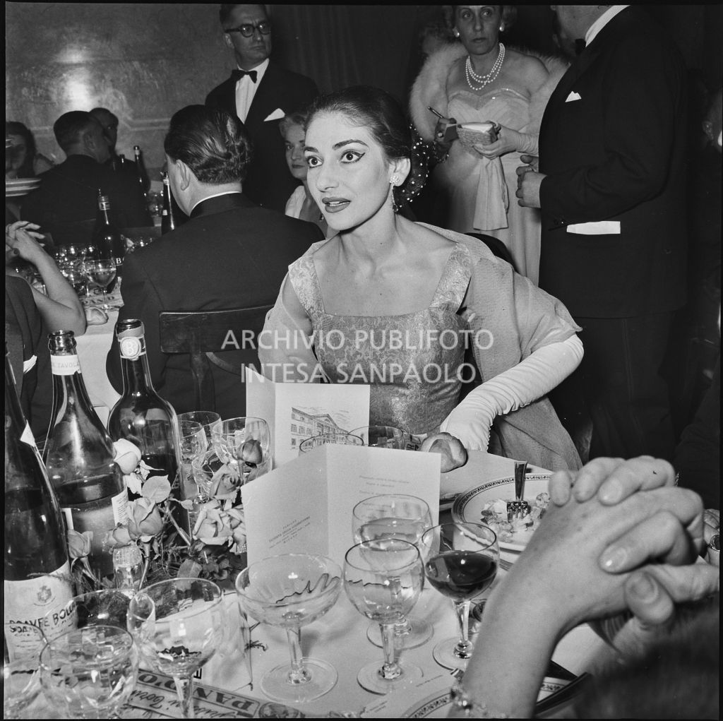 La soprano Maria Callas al ristorante dopo la rappresentazione  dell'opera di Giuseppe Verdi "Un ballo in maschera", diretta da Gianandrea Gavazzeni e con la regia di Margherita Wallmann con la quale è stata inaugurata la stagione lirica 1957-1958 del Teatro alla Scala