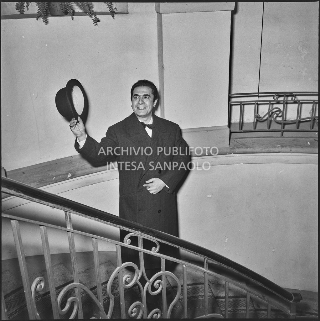 Il tenore Giuseppe Di Stefano con il cappello in mano dopo la rappresentazione  dell'opera di Giuseppe Verdi "Un ballo in maschera", diretta da Gianandrea Gavazzeni e con la regia di Margherita Wallmann con la quale è stata inaugurata la stagione lirica 1957-1958 del Teatro alla Scala