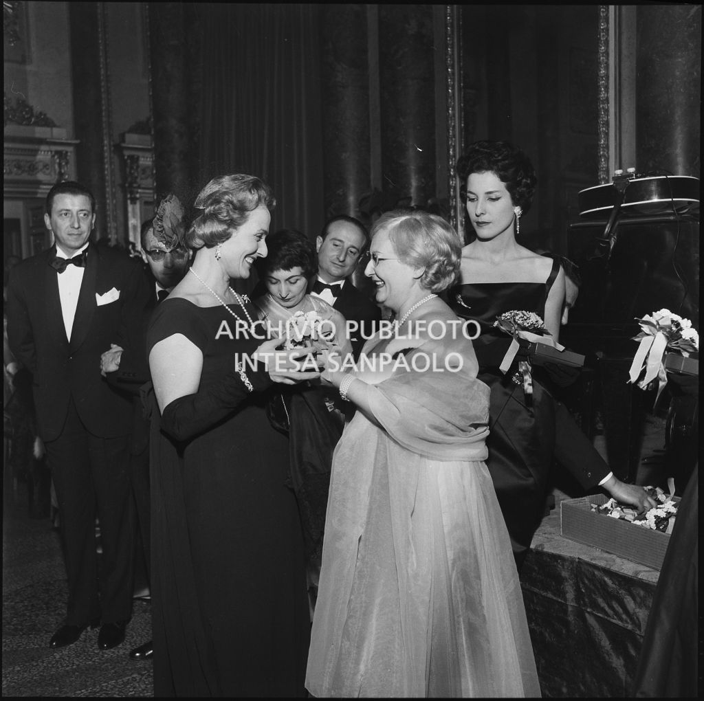 Egle Steiner (a sinistra) con Jole Veneziani nel foyer del Teatro alla Scala in occasione della serata inaugurale della stagione lirica 1957-1958 con l'opera di Giuseppe Verdi "Un ballo in maschera", diretta da Gianandrea Gavazzeni e con la regia di Margherita Wallmann