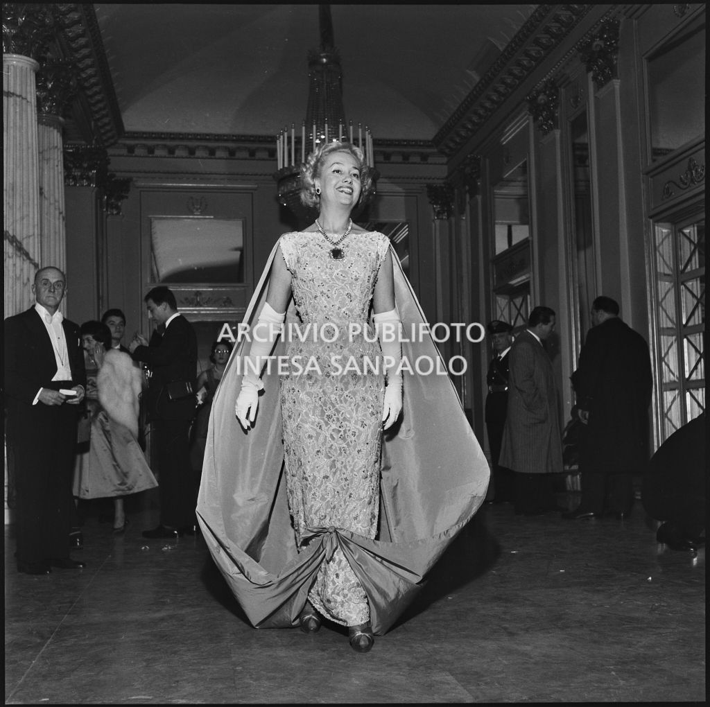 La contessa Alma Maria Lami nel foyer del Teatro alla Scala in occasione della serata inaugurale della stagione lirica 1957-1958 con l'opera di Giuseppe Verdi "Un ballo in maschera", diretta da Gianandrea Gavazzeni e con la regia di Margherita Wallmann
